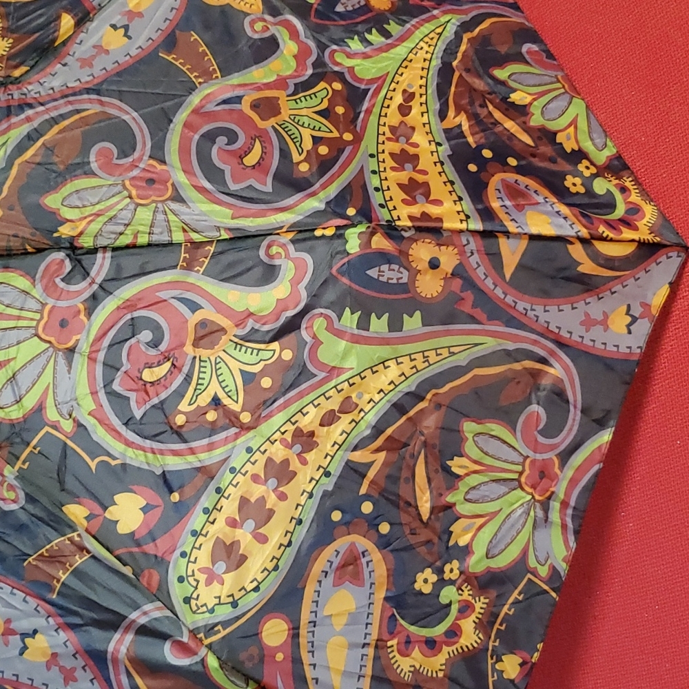 Paisley pattern fall colors folds up compact umbrella - Picture 3 of 6